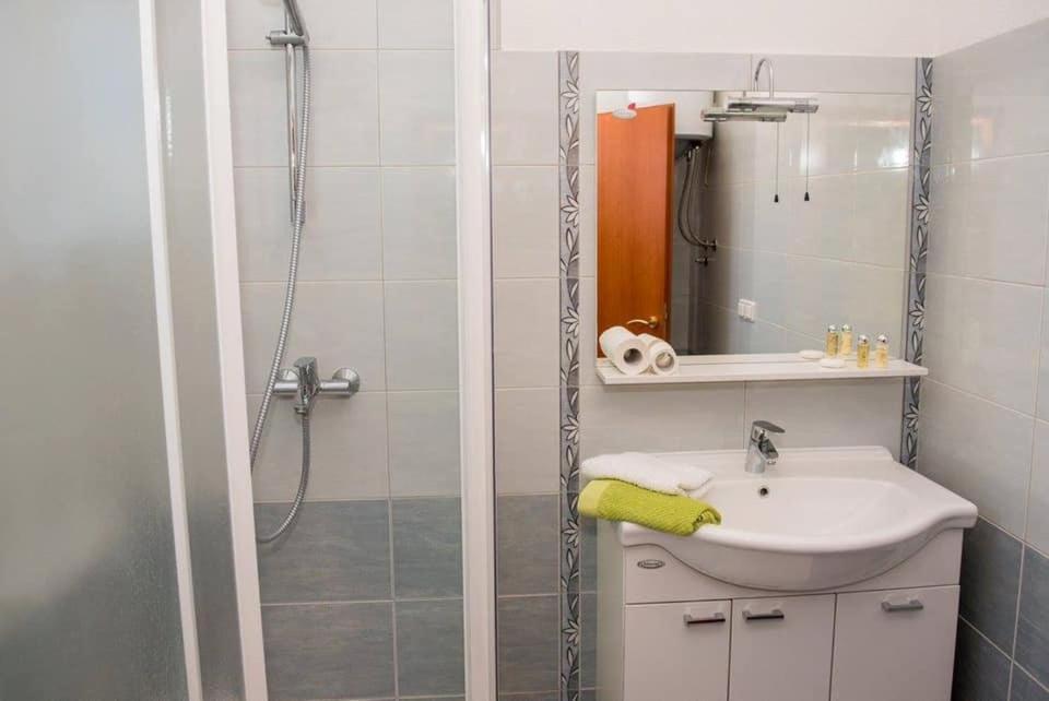 Apartment Vodice - Lovric מראה חיצוני תמונה